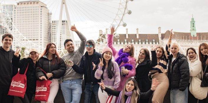 Gruppe von lächelnden speak up london Studenten vor dem London Eye.