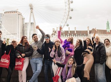 gruppe af smilende speak up london studerende fra London Eye.