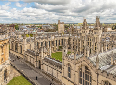 பழைய பல்கலைக்கழக கட்டிடங்களின் படம்