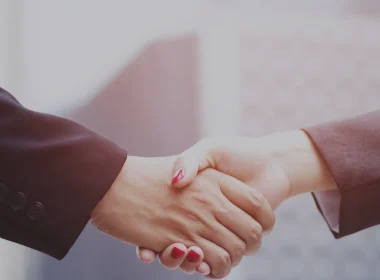 billede af to hænder samlet i et håndtryk
